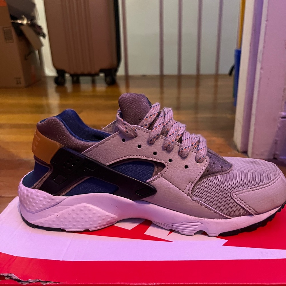 Stylish Multicolor Sneakers- Nike Huarache-casual, uniform or walking shoes